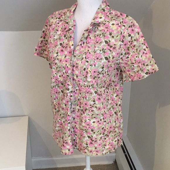 🌺Pretty floral button down🌺 - Picture 4 of 5